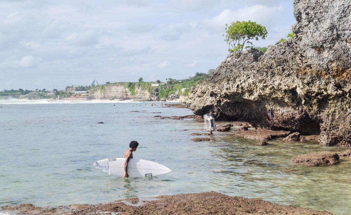 Cliffs, waves, surfing – Bingin Beach