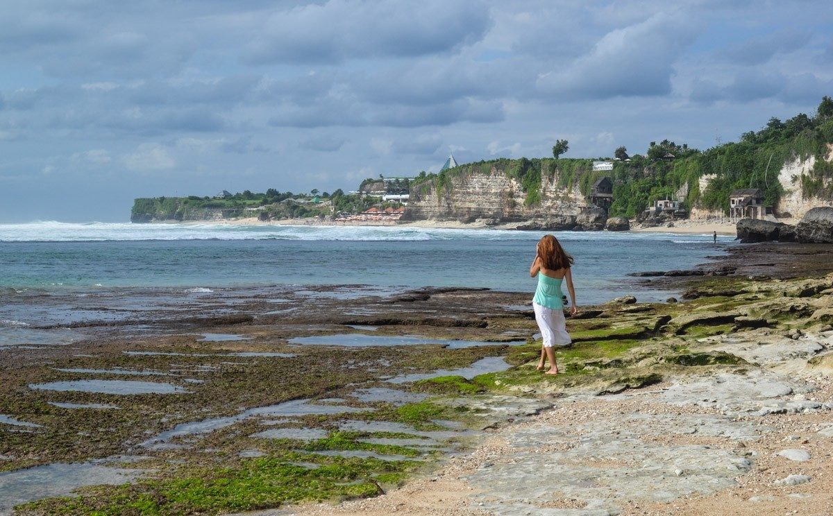 Cliffs, waves, surfing – Bingin Beach