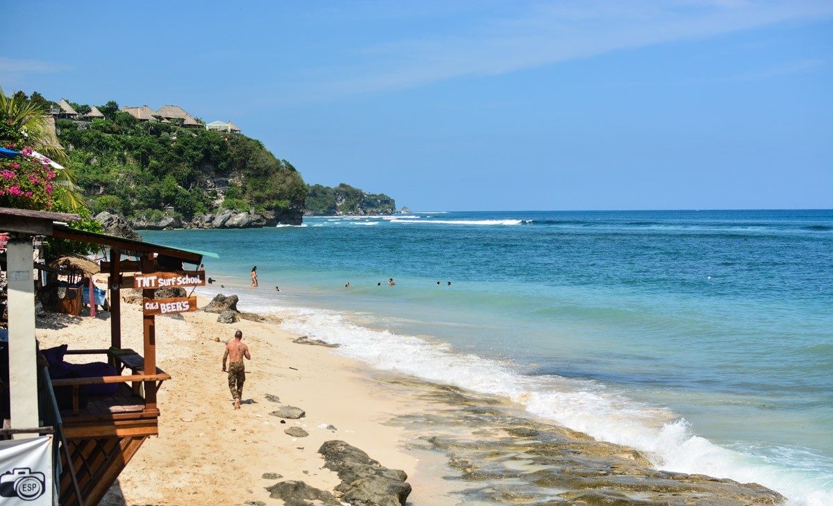 Cliffs, waves, surfing – Bingin Beach