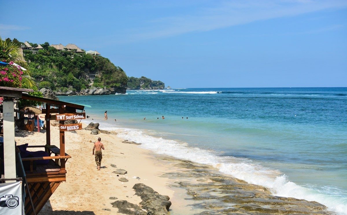 Cliffs, waves, surfing – Bingin Beach