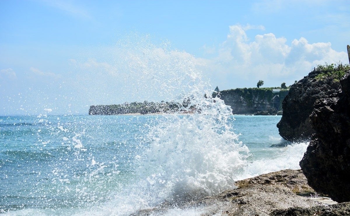 Cliffs, waves, surfing – Bingin Beach