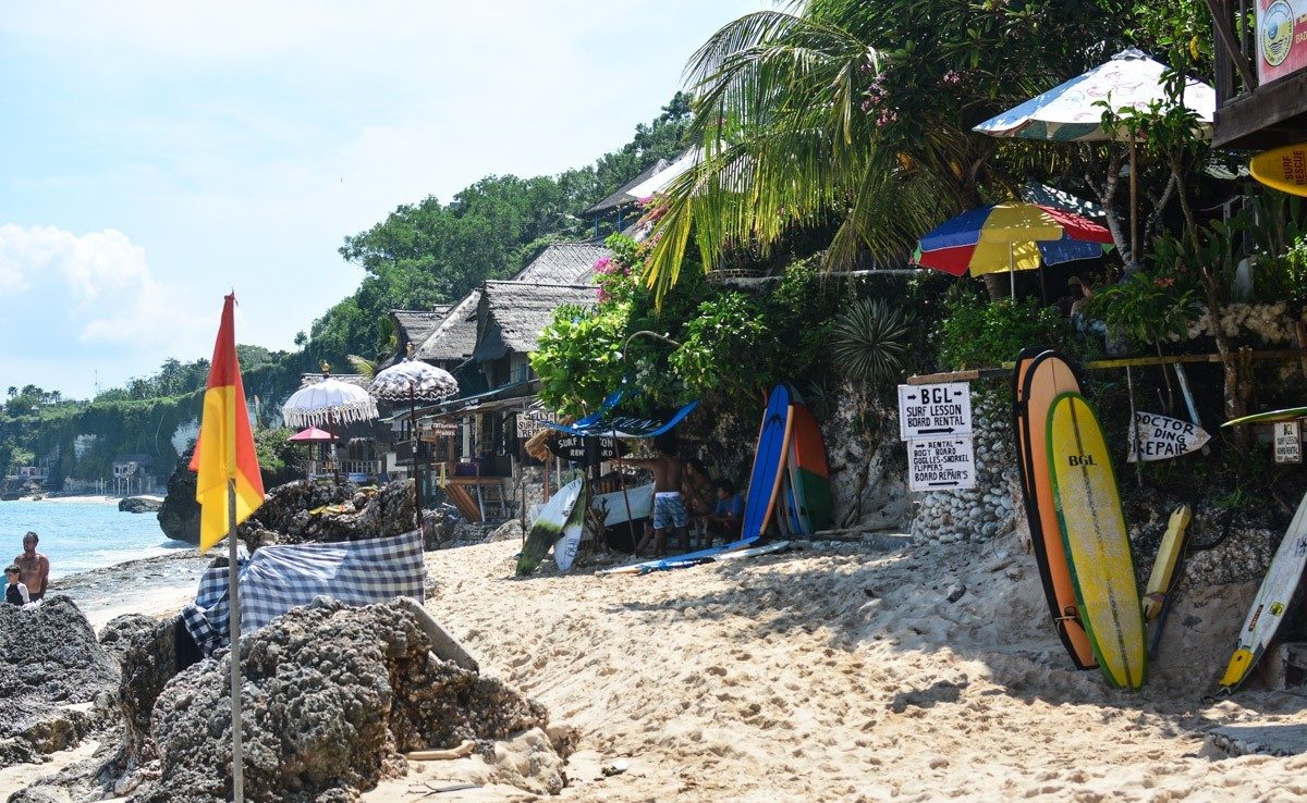 Cliffs, waves, surfing – Bingin Beach